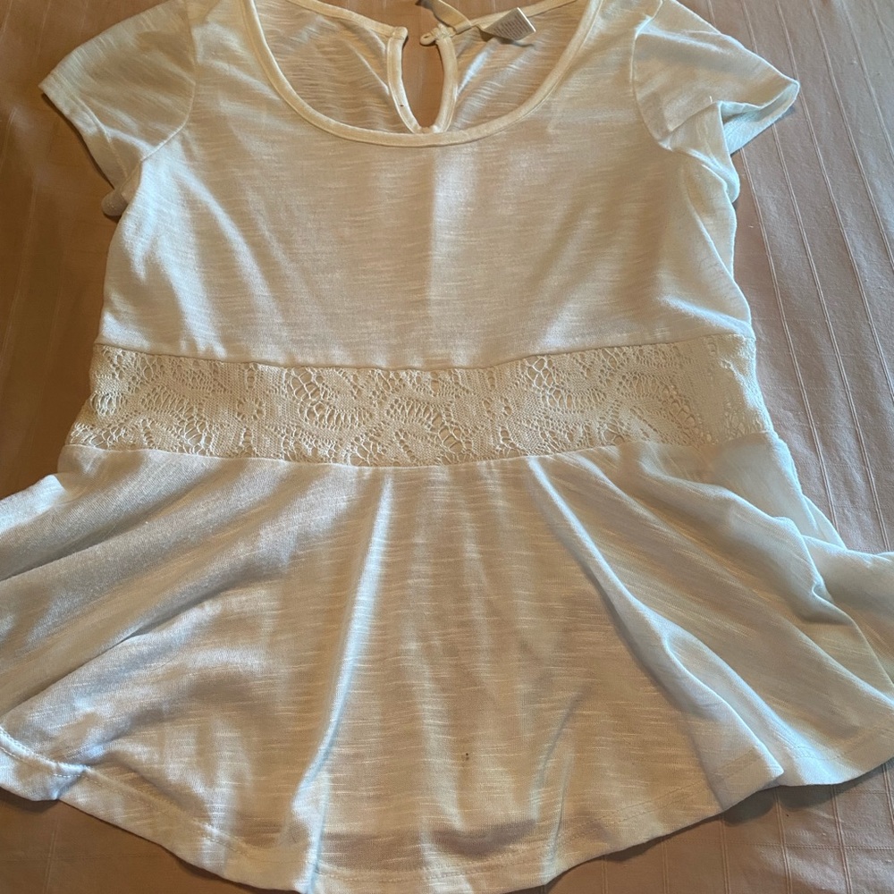 Woman’s short sleeve beige poly back button